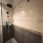 2 Bedroom Near דירה